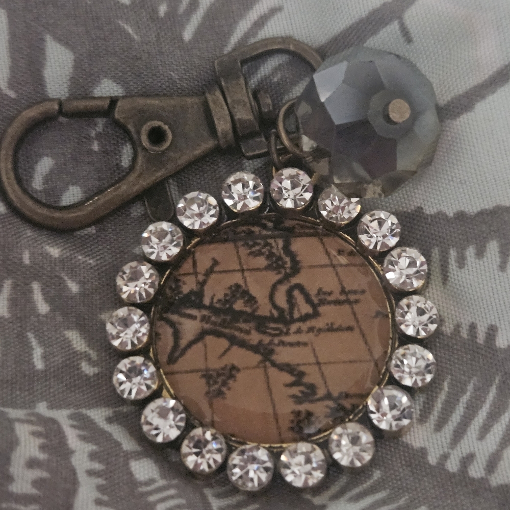 World Map Keychain - Picture 3 of 6